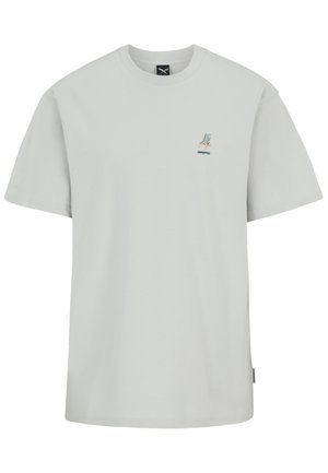 Hellgraues T-Shirt mit kurzen Ärmeln und Rundhalsausschnitt mit kleinem mehrfarbig gestreiftem Logo und Text auf der linken Brust.