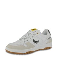 Baskets blanches avec des accents en daim, cuir perforé, logo noir et détails jaunes. Comprend une semelle en caoutchouc texturé et un design à lacets.
