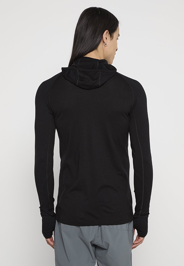 Schwarzer Langarm-Hoodie mit tailliertem Design, leichtem Stoff, Seitennähten und Daumenlöchern an den Ärmelbündchen. Die Rückansicht zeigt einen hohen Kragen.
