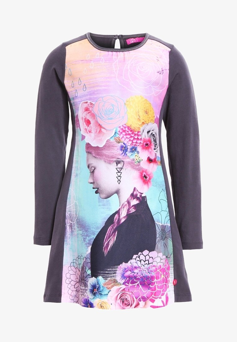 Robe à manches longues avec manches noires présentant une femme de profil avec des cheveux roses tressés ornés de fleurs colorées sur un fond pastel.