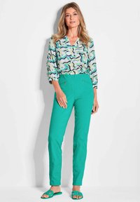 GOLDNER STRETCH LOUISA SUPER ELASTIC WITH ZIP POCKETS - Stoffhose - green