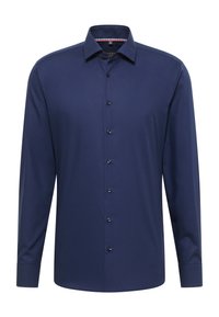 Marineblauwe overhemd met lange mouwen en knopen, voorzien van een klassieke kraag en zwarte knopen, weergegeven tegen een witte achtergrond.