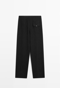 Pantaloni neri a gamba dritta con vita alta e una tasca con pattina e bottone sul retro lato destro.