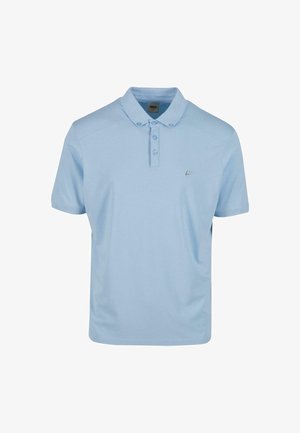 Világoskék pólóing sima anyagból, két gombos kivágással, rövid ujjakkal és egy kis logóval a bal mellrészén.