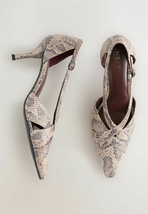 Topánky na vysokom opätku s hadím vzorom, špicatou špičkou, dizajnom s prekríženými remienkami a nastaviteľným remienkom okolo členku. Farby sú béžová a šedá.