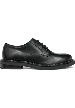 Zapatos de vestir de cuero negro con puntera redondeada, diseño de cordones y textura suave. Presentan un tacón bajo y un detalle de costura en contraste.