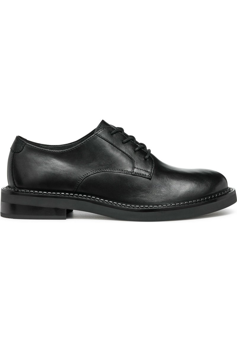 Chaussures habillées en cuir noir avec un bout arrondi, design à lacets et texture lisse. Dotées d'un petit talon et d'un détail de couture contrastant.