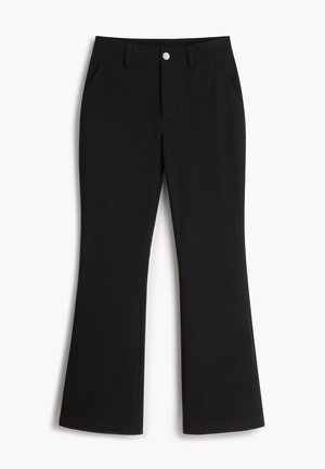 Czarne dzwony wykonane z gładkiej tkaniny, z płaskim przodem, dwoma bocznymi kieszeniami oraz pojedynczym metalowym guzikiem w pasie.