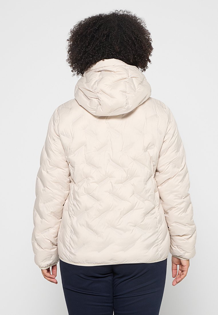 Puchowa kurtka w jasnym beżu, z pikowanym wzorem i przymocowanym kapturem. Gładka struktura z elastycznymi mankietami i dołem.