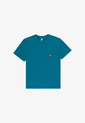 T-shirt w kolorze morskim z krótkim rękawem, okrągłym dekoltem i małą kieszonką na piersi z czarno-białą naszywką z logo.