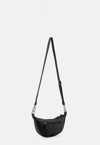 Borsa a spalla in pelle nera con forma arrotondata, tracolla regolabile, tasca anteriore con zip e un piccolo dettaglio con nappina.
