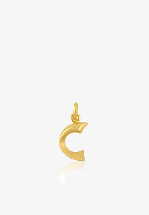 Goldanhänger in Form des Buchstabens „C“ mit einer kleinen Öse zum Befestigen an einer Halskette oder einem Armband, gezeigt vor weißem Hintergrund.