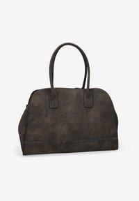 Bolso de mano marrón oscuro hecho de material texturizado, con dos asas redondeadas, una parte superior curvada y costuras en contraste a lo largo de las uniones.