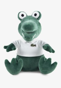 Πράσινο μαλακό παιχνίδι κροκόδειλος που φοράει λευκό πουκάμισο, με μεγάλα κινητά μάτια, υφασμένο σώμα και λεπτομερή κεντητή διακόσμηση.