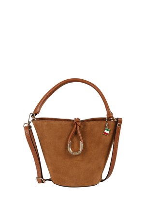 Bruine suède bucket-handtas met geknoopt banddetail, gouden ovale gesp, afneembare schouderriem en klein Italiaans vlaggetje als sieraad.