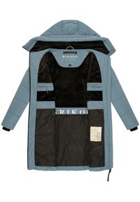 Vadderad blå jacka med svart insida. Inkluderar fickor med dragkedja och en tygetikett med skötselråd.