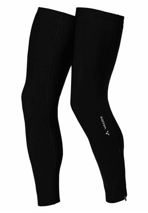 Schwarze Outdoor-Beinbekleidung mit glatter Textur, schlankem Schnitt, seitlichen Reißverschlüssen und einem kleinen weißen Logo am linken Bein.