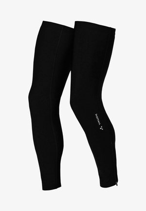 Schwarze Outdoor-Beinbekleidung mit glatter Textur, schlankem Schnitt, seitlichen Reißverschlüssen und einem kleinen weißen Logo am linken Bein.