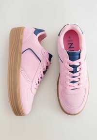 Baskets rose clair avec une tige en daim, accents bleu marine et semelle en caoutchouc beige. Dotées d'un laçage et d'une languette rembourrée pour le confort.