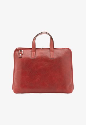 Rode leren handtas met een gladde textuur, rechthoekige vorm, dubbele handvatten en een zilveren metalen accent aan de zijkant. Ritssluiting aan de bovenkant.