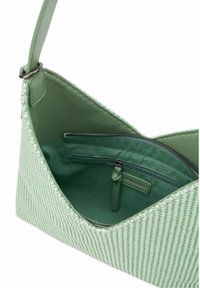Bolso tejido verde con un acabado mate suave, que cuenta con un bolsillo interior con cremallera y un exterior suave y texturizado.