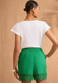 Love & Roses REGULAR FIT  - Šorti - green