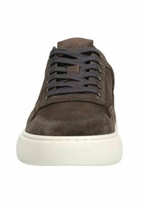 Bruine suède sneakers met grijze veters, voorzien van een witte rubberen zool en een minimalistisch ontwerp. De tong is gegraveerd met "MNFLD."