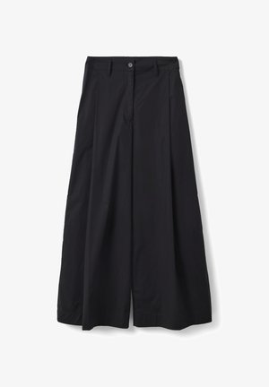 Pantalones negros de pierna ancha con cierre frontal de botón y cremallera, trabillas para cinturón y piernas largas y holgadas.