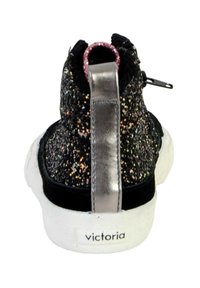 Zwarte glitters high-top sneaker met metalen zilveren achtertab, rubberen zool en witte branding aan de zijkant. Gelaagde bovenkant met kleurrijke sprankels.