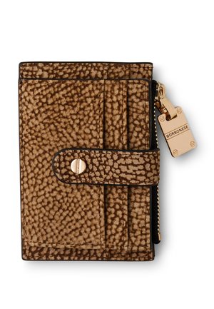 Portefeuille en cuir texturé marron avec fermeture à pression, zipper doré et tirette de zipper en métal avec la marque "Borbonese."