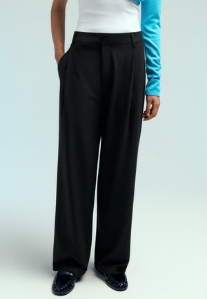 PULL&BEAR, TAILORED WITH DARTS - TROUSERS - Nohavice - black