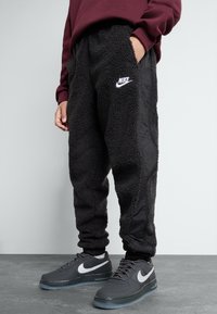 Nike Sportswear - K CLUB FLC WINTERIZED - Träningsbyxor - black/white Miniatyrbild 1