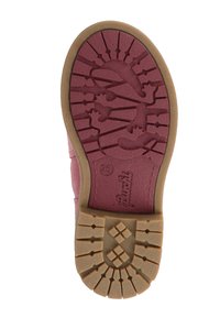 Suela de zapato de goma rosa con un patrón texturizado, que presenta ranuras y formas para proporcionar tracción. Bisel exterior marrón, tamaño 25 marcado en el interior.