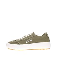 Sneaker in tela verde con superficie testurizzata, lacci bianchi e un logo distintivo. Presenta una suola bianca chunky con fondo in gomma.