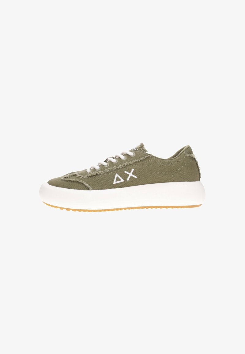 Sneaker in tela verde con superficie testurizzata, lacci bianchi e un logo distintivo. Presenta una suola bianca chunky con fondo in gomma.