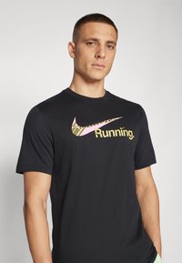 Nike Performance TEE RUN - Camiseta deportiva - black