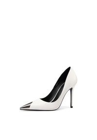 Scarpa bianca con tacco alto e punta affusolata, con un accento metallico argentato nel puntale e una texture in pelle liscia.