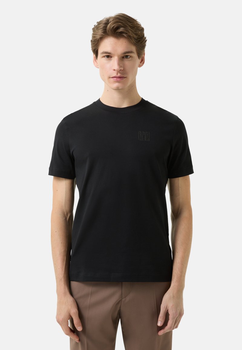 Černé tričko s krátkými rukávy z měkké bavlny s kulatým výstřihem a jemně vyraženým logem na levé straně hrudi. Přiléhavý střih, hladká textura.