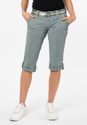 Lichtgrijze knielange cargoshorts met opgerolde manchetten, voorzien van zijzakken en een patroon met een multi-kleurige riem.