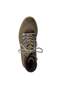 Botte en daim marron avec un embout arrondi, des éléments en métal argenté et un col en tricot texturé. Équipée de lacets tressés et d'une semelle robuste.