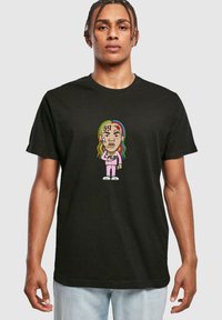 Sort bomulds T-shirt med et farverigt tegneserieprint af en karakter med regnbuefarvet hår, iført et pink outfit og holder kontanter.
