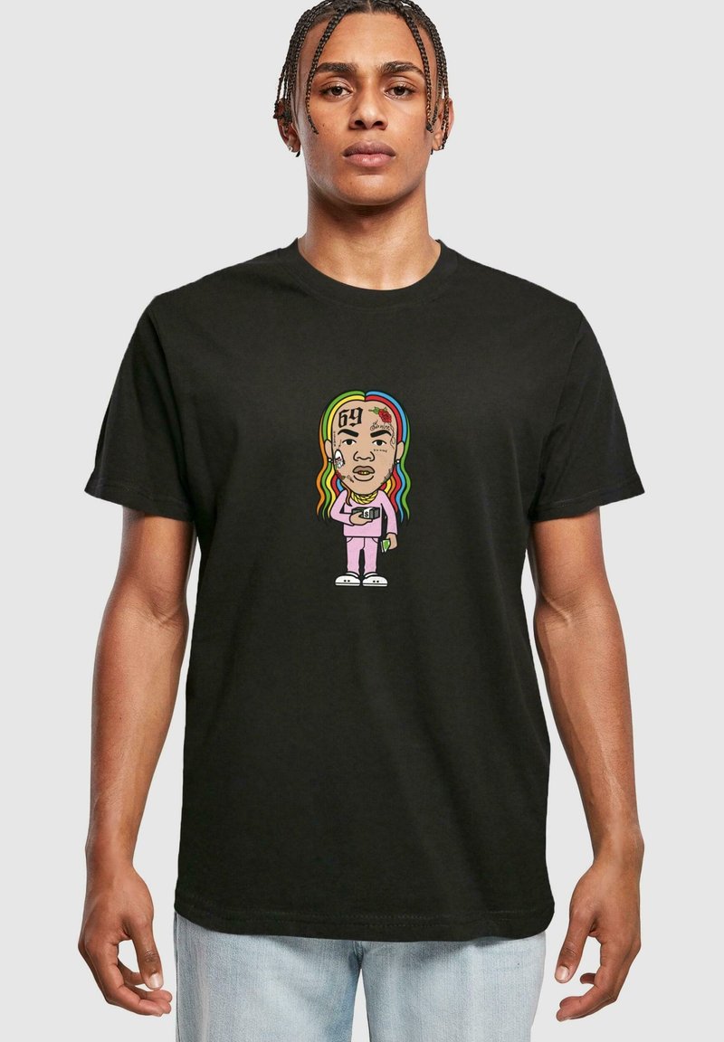 Sort bomulds T-shirt med et farverigt tegneserieprint af en karakter med regnbuefarvet hår, iført et pink outfit og holder kontanter.