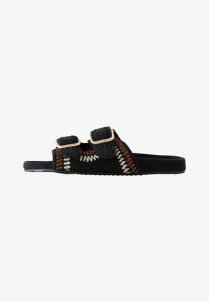 Sandalia tipo slide negra con parte superior trenzada que presenta detalles en beige y óxido y dos correas con hebilla ajustable en una suela plana.