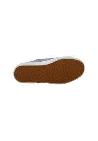 Suola di sneaker viola con una superficie in gomma marrone testurizzata e bordo bianco. Presenta un motivo distintivo per la trazione.