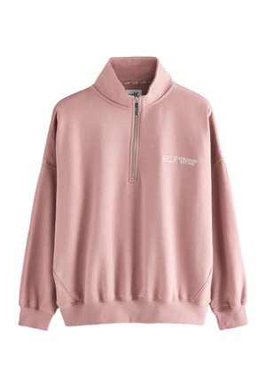 Roze sweatshirt met een hoge kraag, halve rits aan de voorkant en geribbelde manchetten; heeft een wit logotekst op de borst en een gladde textuur.