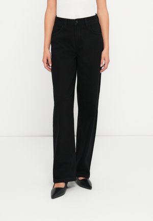 Pantalons en denim noir avec une coupe droite, dotés de poches avant et d'une fermeture à bouton. Texture lisse avec des accents de couture minimaux.