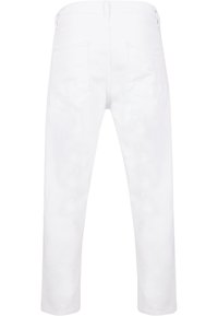 Jeans de mezclilla blanca con corte recto, con dos bolsillos traseros y una tela limpia y texturizada. Sin herrajes ni adornos visibles.