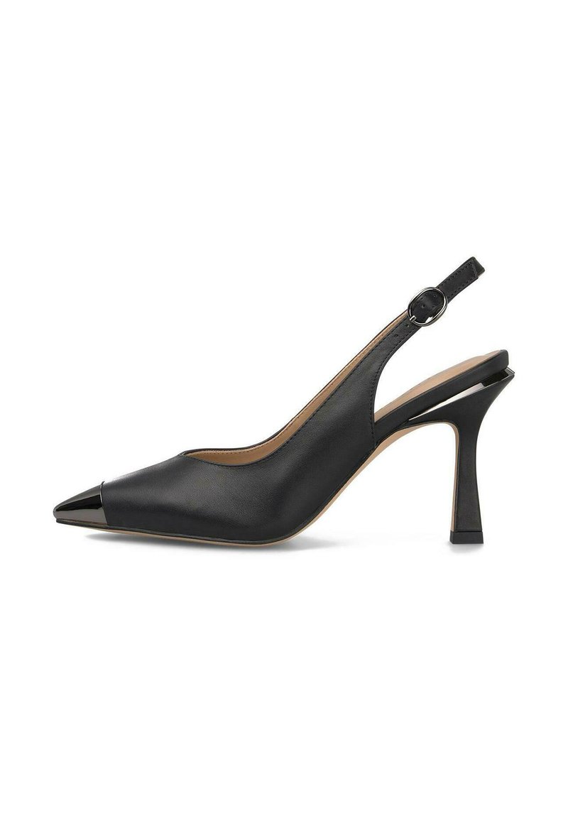Zapato de tacón slingback de cuero negro con punta afilada, punta de charol y un tacón alto delgado. Presenta una correa ajustable en el tobillo.
