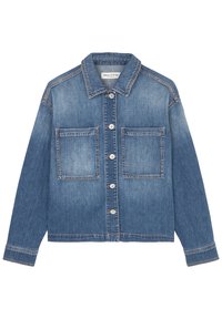Giubbotto in denim azzurro chiaro con colletto a punta, chiusura frontale con bottoni, due tasche sul petto e dettagli di cucitura. Taglio dritto con maniche lunghe.