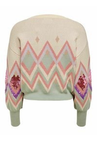 Gebreide trui met een crèmekleurige basis en veelkleurige diamantpatronen in roze, groen en paars. Gelaagde, glinsterende accenten op de mouwen.